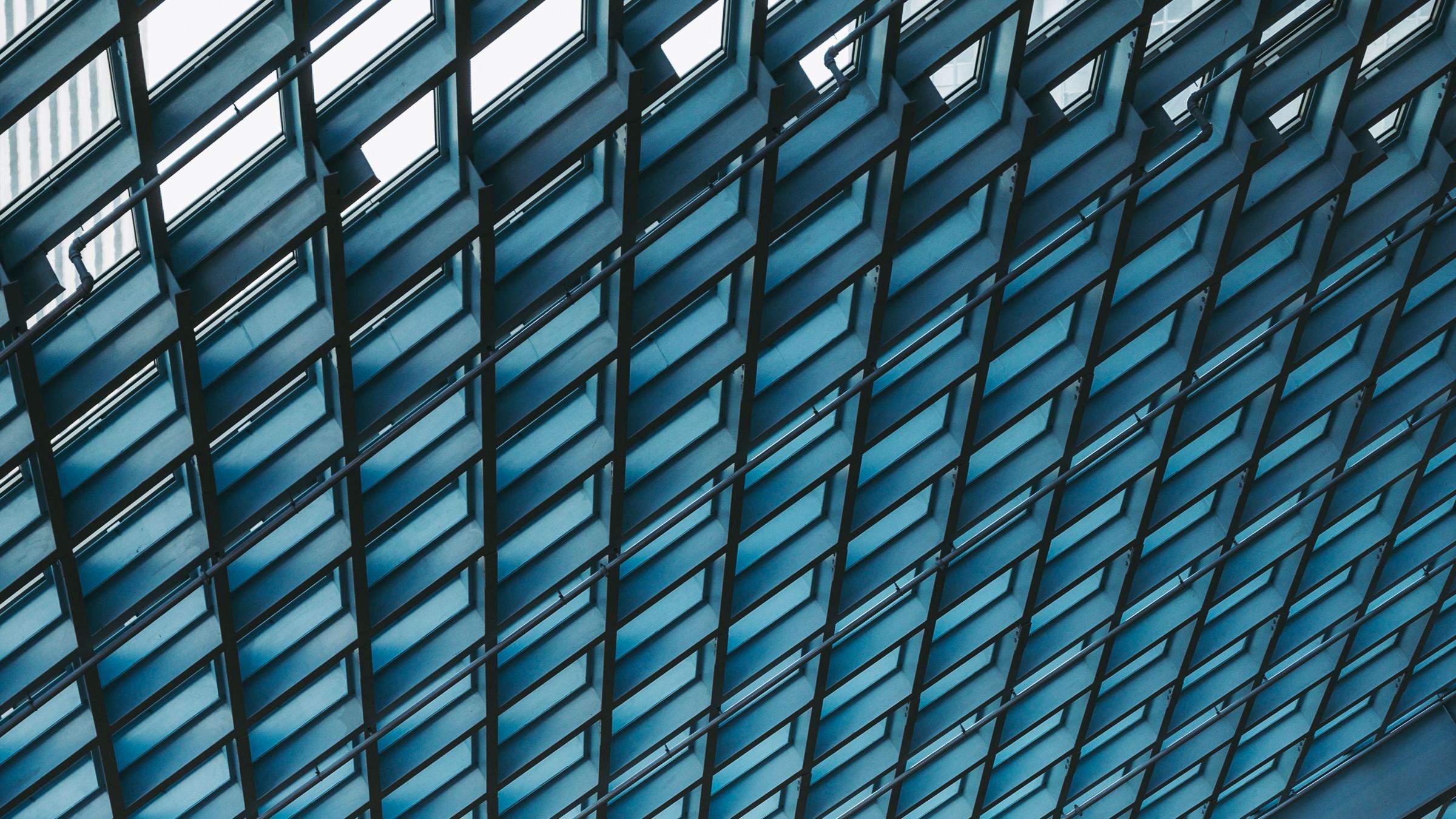 Toit de verre et d’acier d’un bâtiment moderne