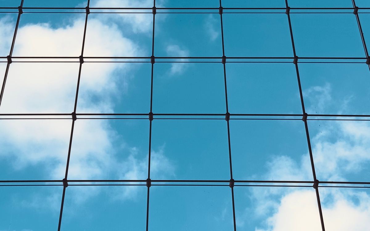 Nuages reflétés sur une façade de verre