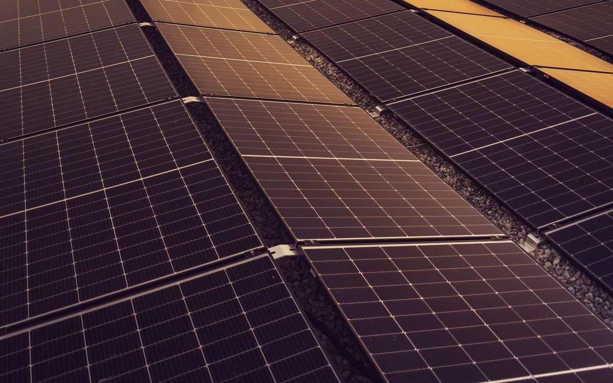 Rangées de panneaux solaires sur un toit