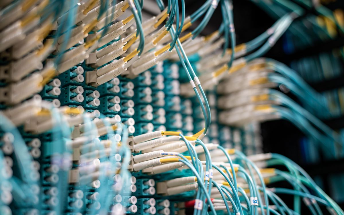 Jarretières en fibre optique dans une baie serveur