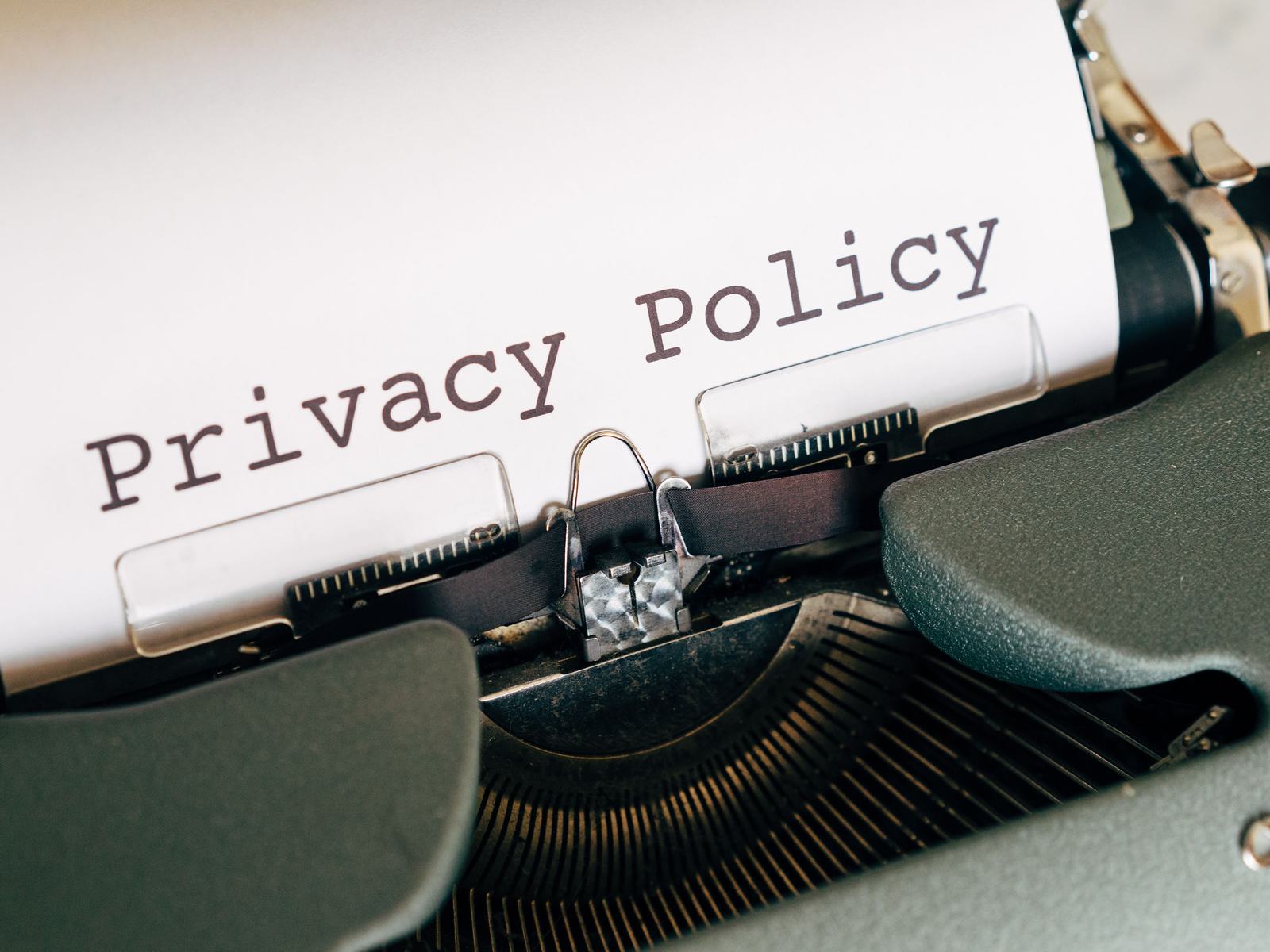 Machine à écrire avec « Privacy Policy » tapé sur la page