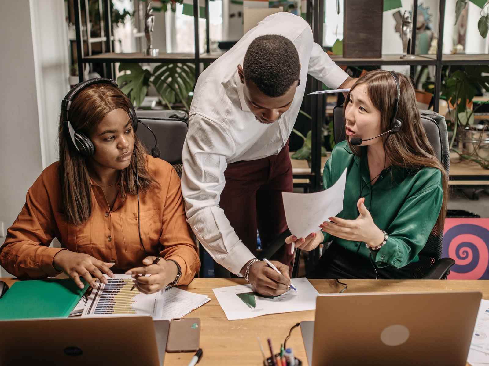Équipe examinant des rapports ensemble à un bureau